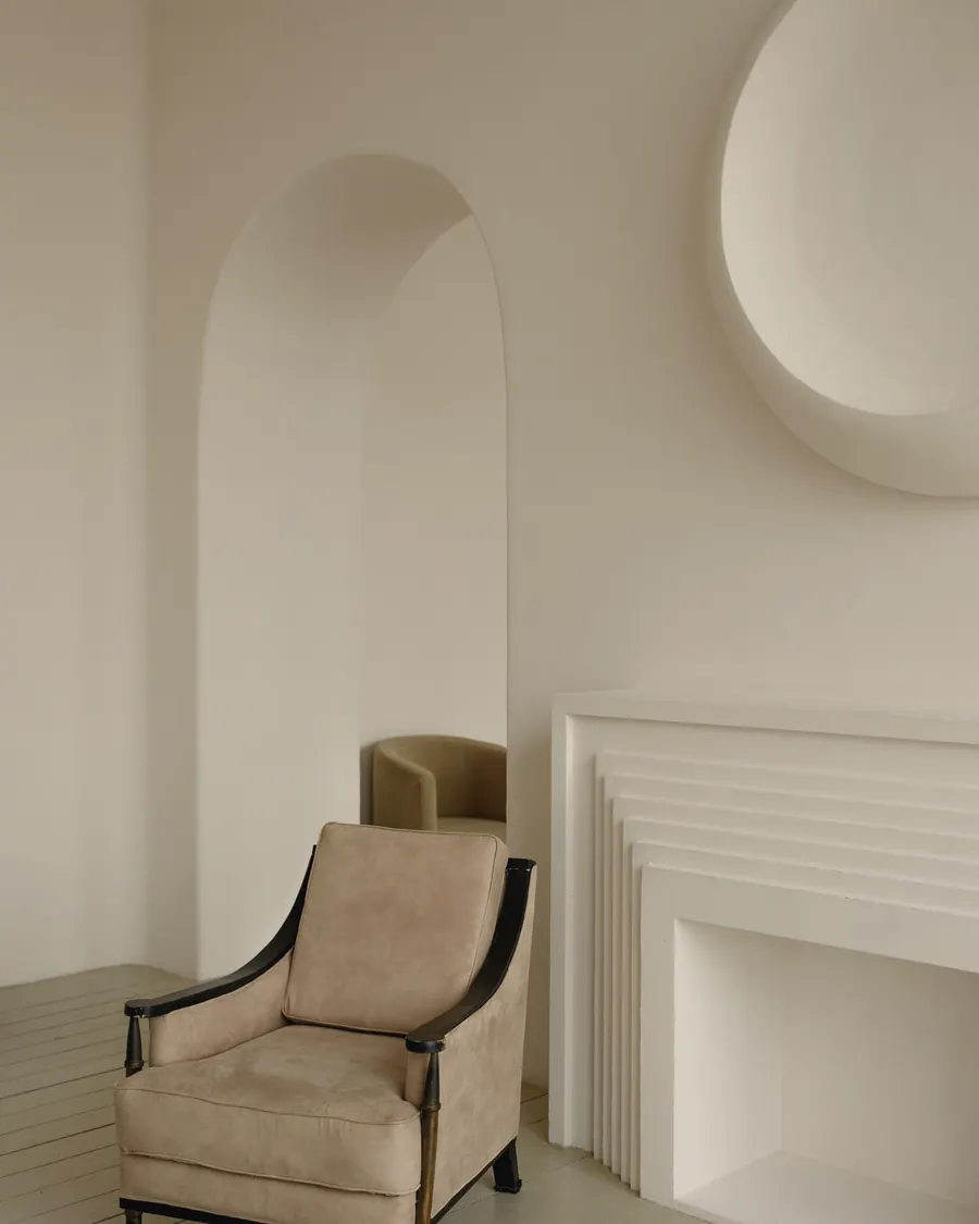 Sala de espera da clínica, em tons claros de areia