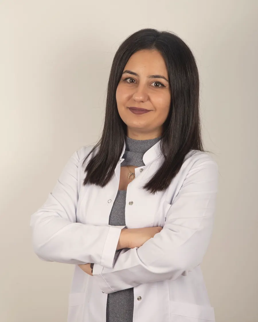 Dra. Marina Albuquerque, de jaleco, no consultório
